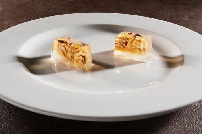 Món spaghetti aspic của đầu bếp Matteo Baronetto từ Del Cambio được trình bày tại nhà hàng Identità Golose ở Milan. Ảnh Brambilla-Serrani.