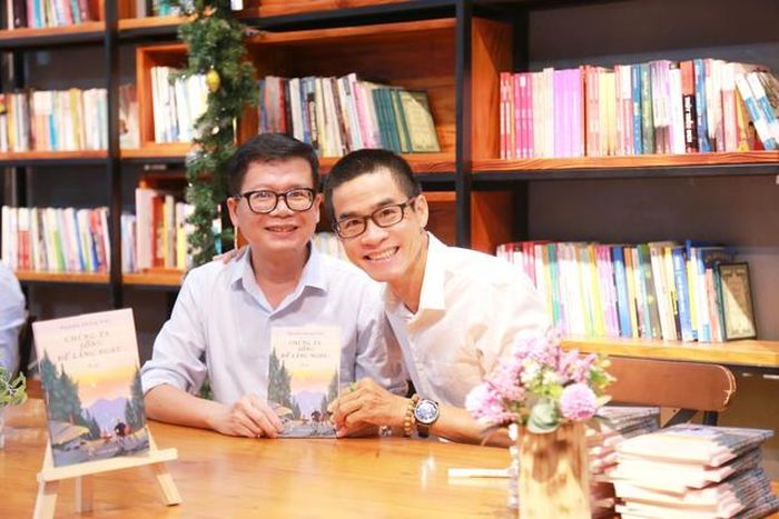 Nhà thơ Nguyễn Phong Việt (phải) và ông Nguyễn Thành Nam - Tổng biên tập NXB Trẻ, đơn vị xuất bản tản văn này