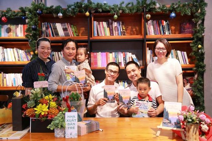Nguyễn Phong Việt cùng độc giả trong buổi ra mắt sách