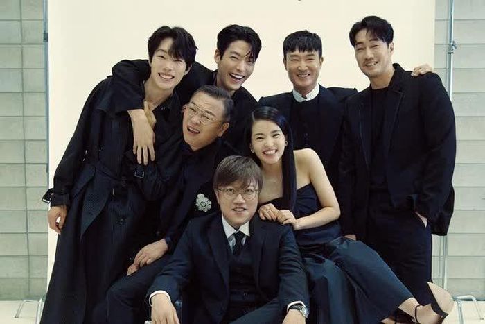 Đạo diễn Choi Dong Hoon (ngồi, giữa) cùng dàn diễn viên hùng hậu của “Alienoid 2”