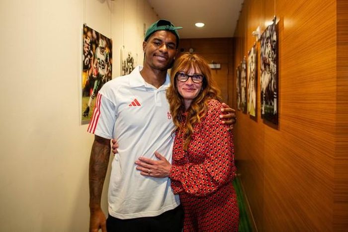 Julia Roberts khiến Pep ghen tị khi hâm mộ MU