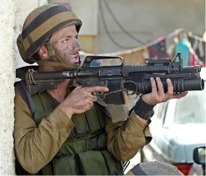 Quân đội Israel cho đến nay vẫn chưa phân phát quân phục ngụy trang trên quy mô lớn, quân phục màu xanh ô liu là quân phục mang tính biểu tượng của Quân đội Israel. 