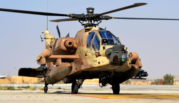 Các mẫu trực thăng được Quân đội Israel trang bị tương đối tiên tiến. Israel hiện có hơn 100 trực thăng các loại, trong đó có 48 trực thăng vũ trang hạng nặng Apache, 56 trực thăng đa năng Black Hawk và 22 trực thăng hạng nặng CH53 Super Stallion.