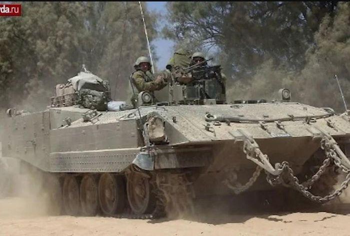 Phương tiện chiến đấu bộ binh chính của Quân đội Israel là xe chiến đấu bộ binh hạng nặng Achzarit. Loại xe chiến đấu bộ binh này cao khoảng 2 mét, rộng 3,6 mét, nặng khoảng 44 tấn, trong đó có gần 15 tấn giáp bảo vệ bổ sung; là một trong những loại xe chiến đấu bộ binh mang tính phòng thủ cao nhất thế giới hiện nay.