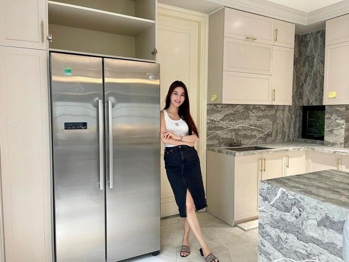 Diễm My 9X dành nhiều thời gian để tìm hiểu và lựa chọn thiết bị gia dụng phù hợp với phong cách của 2 vợ chồng.