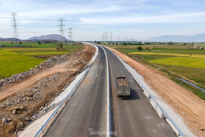 Nguyên nhân chính dẫn đến việc thiếu hụt nguồn nguyên liệu là các công trình, dự án tỉnh Bà Rịa - Vũng Tàu đồng loạt khởi công cùng một giai đoạn.
