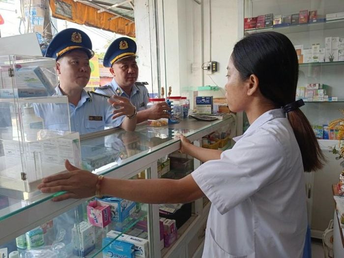 Đội Quản lý thị trường số 2, Cục Quản lý thị trường tỉnh Bình Dương kiểm tra quầy thuốc trên địa bàn thành phố Thuận An, tỉnh Bình Dương