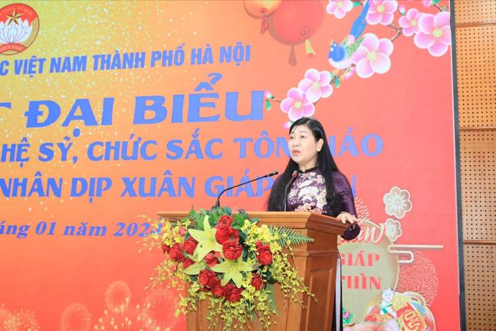 Chủ tịch Ủy ban MTTQ Việt Nam thành phố Nguyễn Lan Hương phát biểu tại buổi gặp mặt.