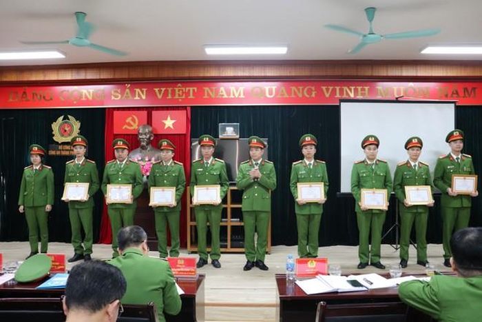 Đại tá Trần Quyết Thắng trao Giấy khen của Giám đốc CATP cho các cá nhân