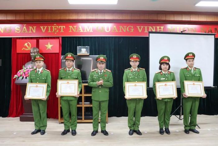 Thiếu tướng Nguyễn Thanh Tùng trao Bằng khen của Bộ trưởng Bộ Công an, Chủ tịch UBND TP Hà Nội cho các tập thể, cá nhân...