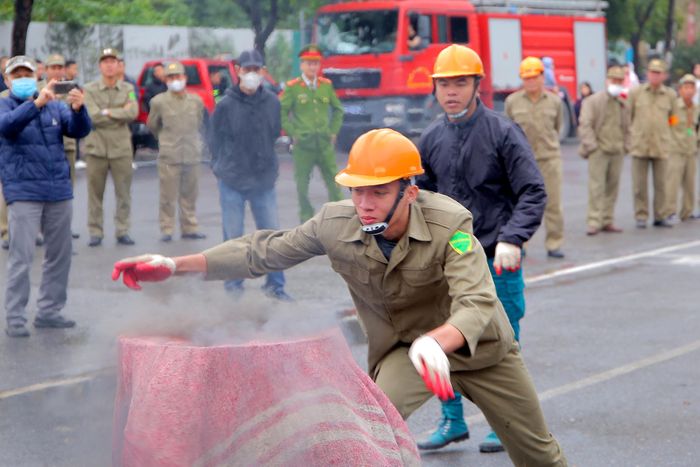 Tập trung dập lửa khi vụ cháy mới phát sinh