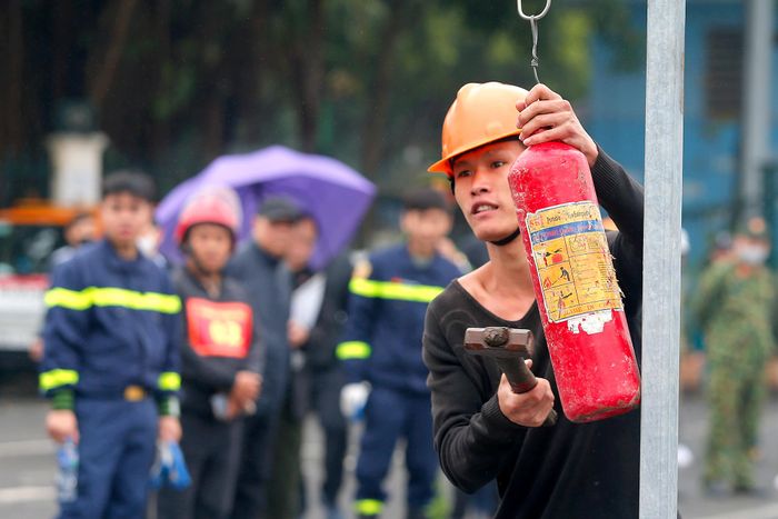 Đánh kẻng báo cháy để đồng đội tiếp tục thực hiện bài thi