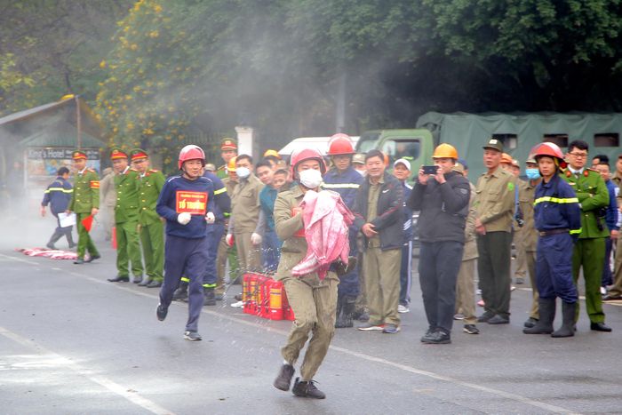 Đây cũng là cơ hội để các phường trên địa bàn giao lưu, học hỏi, trao đổi kinh nghiệm, nâng cao khả năng phối hợp trong việc ứng phó, xử lý tình huống khi có cháy, nổ xảy ra