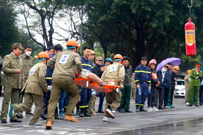 Được tổ chức ngoài trời với sự chứng kiến của nhiều người dân, hoạt động cũng là dịp đẩy mạnh các hoạt động tuyên truyền, nâng cao nhận thức trách nhiệm của các cấp, các ngành và người dân về công tác PCCC và CNCH trên địa bàn