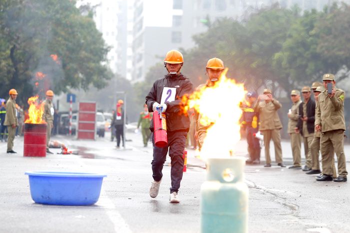 Tất cả đạt mục tiêu cao nhất trong “thời điểm vàng” 5 phút kể từ khi vụ cháy xảy ra và thực hiện tốt phương châm 4 tại chỗ “Lực lượng ở trong dân - phương tiện ở trong dân - hậu cần ở trong dân - chỉ huy ở trong dân”