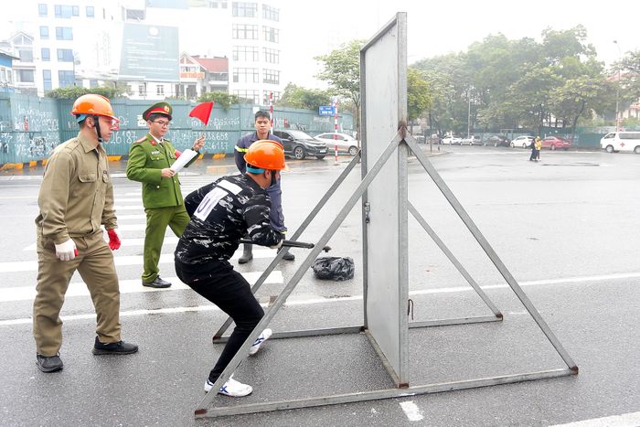 Theo quy định, các đội tham gia sẽ vượt chướng ngại vật, phối hợp chữa cháy theo thời gian quy định