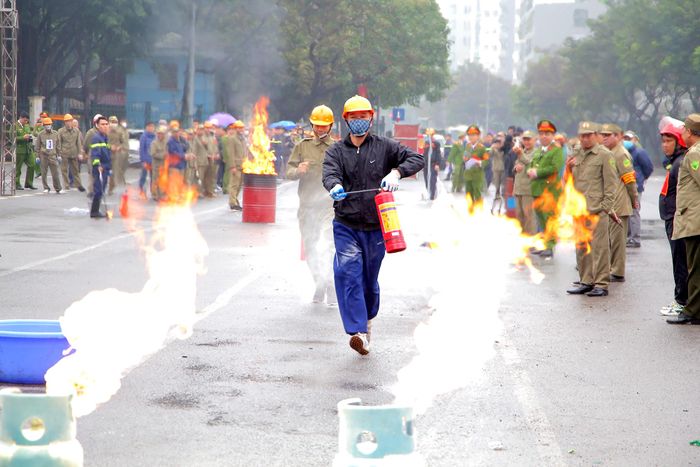 Các phương án vượt chướng ngại vật, biện pháp chữa cháy, di chuyển, cứu người bị nạn và cứu tài sản khi có cháy xảy ra được thực hiện nhuẫn nhuyễn