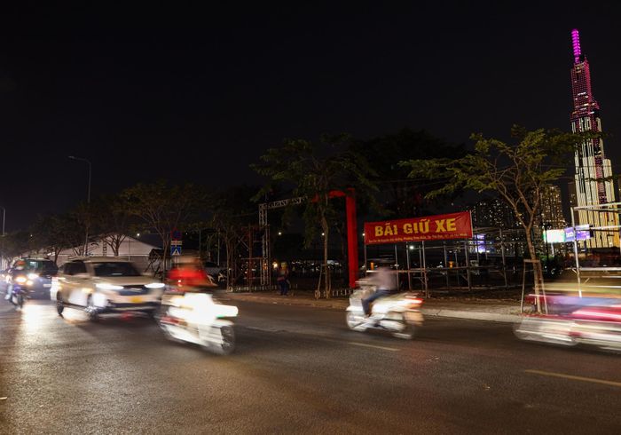 Bãi giữ xe đang được dựng lên, để sẵn sàng đón khách vào ngày khai trương.