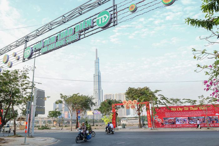 Phố đêm Thảo Điền là phố đêm đầu tiên của TP Thủ Đức (TP.HCM), phạm vi gồm một phần tuyến đường Xuân Thủy dài 465 m. Đây là nơi diễn ra các hoạt động Chào xuân 2024, ẩm thực và âm nhạc.