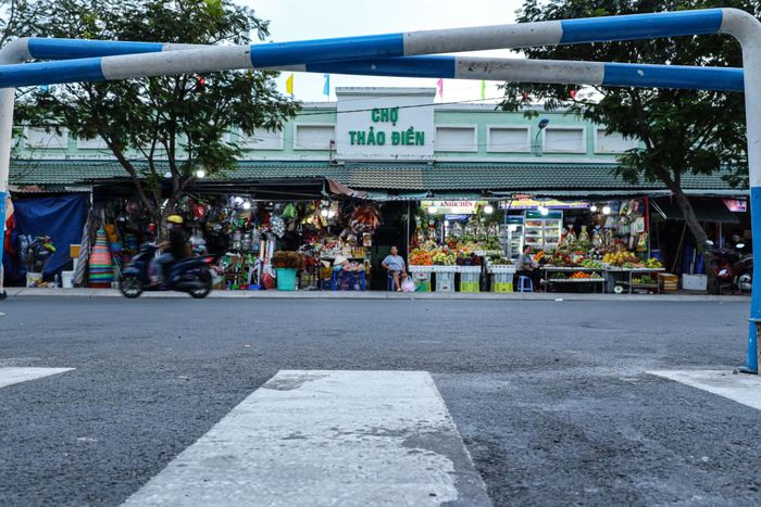 Để hạn chế ảnh hưởng sinh hoạt người dân, trong ngày hoạt động của phố đêm, các gian hàng đặt trên đường Xuân Thủy mới được bày biện.