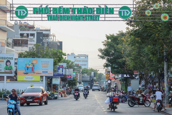 Tuyến phố đêm hoạt động từ 20h đến 2h sáng vào tối thứ 6 và thứ 7 hàng tuần. Để chuẩn bị cho hoạt động này, các chốt chặn sẽ chặn xe ra vào, bắt đầu từ 18h.