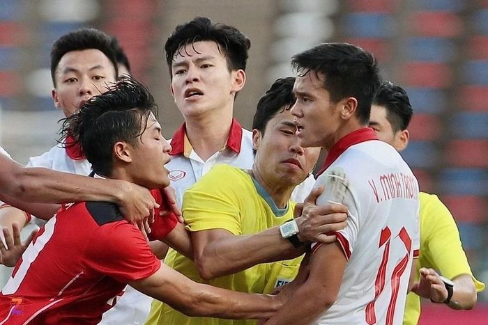 Võ Minh Trọng (số 17) va chạm dẫn tới thẻ vàng ở trận gặp U23 Indonesia tại bán kết SEA Games 32. Ảnh: Bảo Ngọc.
