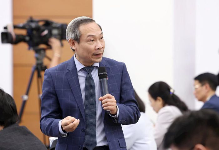 Ủy viên Thường trực Ủy ban Kinh tế của Quốc hội Phan Đức Hiếu trả lời câu hỏi của phóng viên tại buổi họp báo