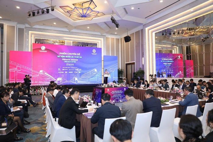 Phiên thứ 2 của hội thảo, các chuyên gia hàng đầu trong nước và quốc tế cùng nhau bàn và đưa ra những vấn đề và giải pháp nhằm huy động nguồn lực từ đất đai để phát triển đường sắt đô thị.
