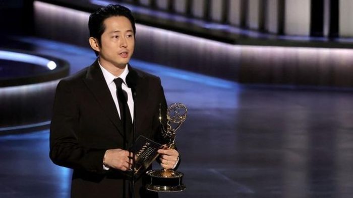Steven Yeun trên bục nhận giải Emmy 2024