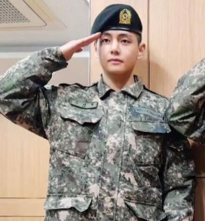 V BTS vừa hoàn thành khóa huấn luyện quân sự sơ cấp