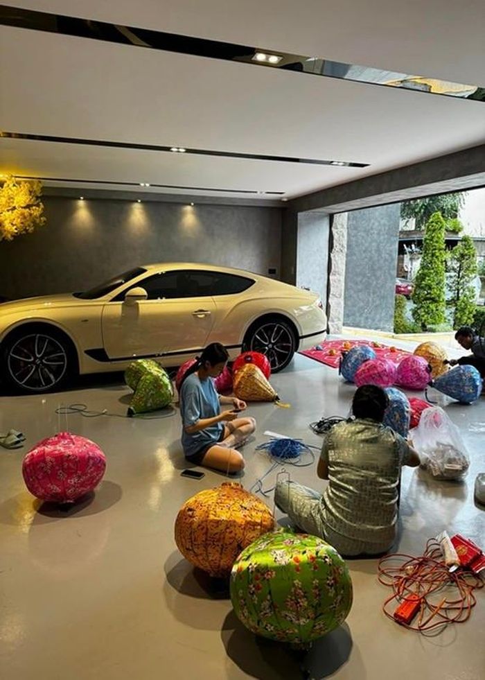 "Đi làm về thấy cảnh này là thấy sắp Tết rồi phải không anh chị em ơi. Yêu vợ", Cường Đô la "nịnh" vợ.