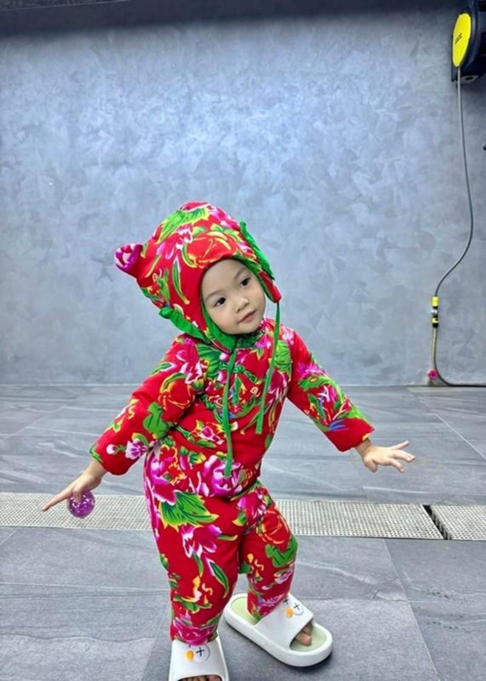 Suchin - con gái Đàm Thu Trang tạo dáng dễ thương.