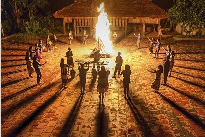  Đàn đá luôn hiện diện trong các sinh hoạt văn hóa của người Raglai ở Khánh Sơn. Ảnh: KH 