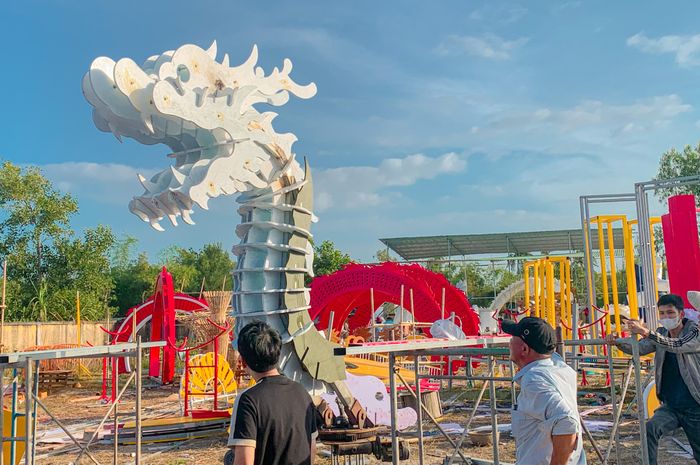  Ông Hồ Đình Cư, Chỉ huy trưởng công trình đường hoa Tết Đà Nẵng cho biết: Tổng thể tất cả sẽ có 15 vị trí trang trí hoa và 6 vị trí trang trí. Trong đó linh vật rồng dài 30m sẽ được thiết kế đặc biệt và đặt tại đầu cầu rồng, đuôi cầu rồng sẽ đặt linh vật rồng dài 8m. Hiện tại, anh em đang tăng ca ngày đêm để kịp bàn giao đúng thời gian quy định. 