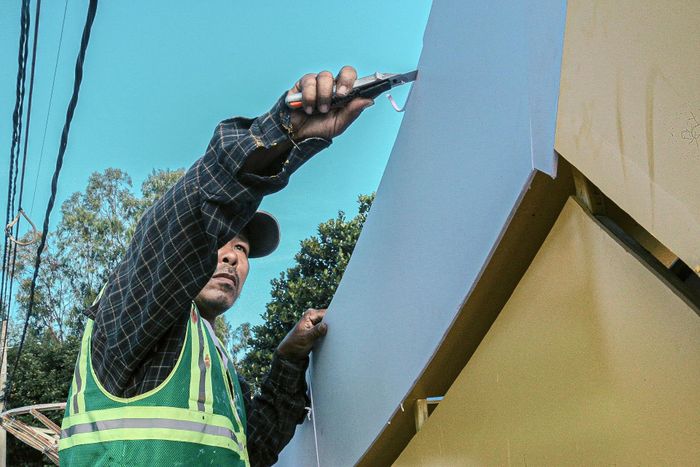  Công nhân ráo riết, hăng say làm việc, lên màu cho sản phẩm. 