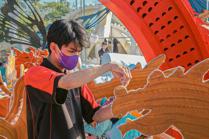  Công nhân đang lên đèn, tạo hình cho mắt rồng. Để có những sản phẩm bắt mắt, các công nhân phải tỉ mỉ từng chi tiết. 