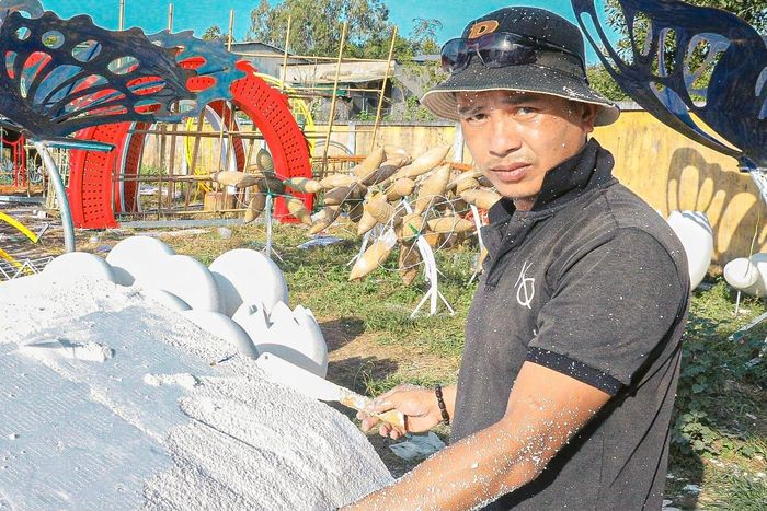  Dịp Tết Nguyên đán năm nay, UBND thành phố đầu tư hơn 19 tỷ đồng trang trí hoa và điện chiếu sáng phục vụ Tết Giáp Thìn 2024. Dự kiến các hạng mục công trình trang trí hoa và điện chiếu sáng sẽ hoàn thành trước ngày 28 âm lịch và tổ chức phục vụ người dân đến tham quan, thưởng lãm. 