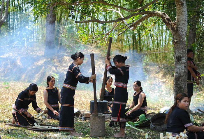 Phụ nữ được phân công nhiệm vụ nấu nướng.