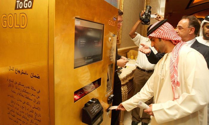 Được sản xuất bởi TG Gold-Super-Markt, những cỗ máy ATM vàng độc đáo này có chứa 320 mặt hàng vàng khác nhau, với kích cỡ từ đồng xu đến các thỏi 24cara