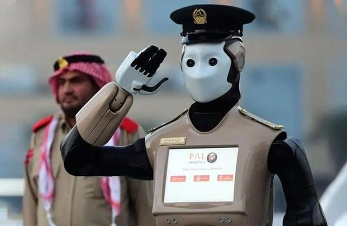 Tại Dubai, các “sĩ quan cảnh sát” robot được trang bị đầy đủ để thu tiền phạt, báo cáo tội phạm
