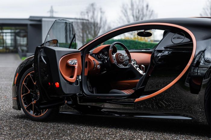  Tương tự Veyron, Chiron sở hữu cấu trúc khung gầm liền khối bằng sợi carbon với độ cứng vặn xoắn lên đến 50.000 Nm/độ. Ngoài ra, xe còn được trang bị tiêu chuẩn hộp số 7 cấp ly hợp kép, hệ thống dẫn động 4 bánh toàn thời gian do Haldex chế tạo. 