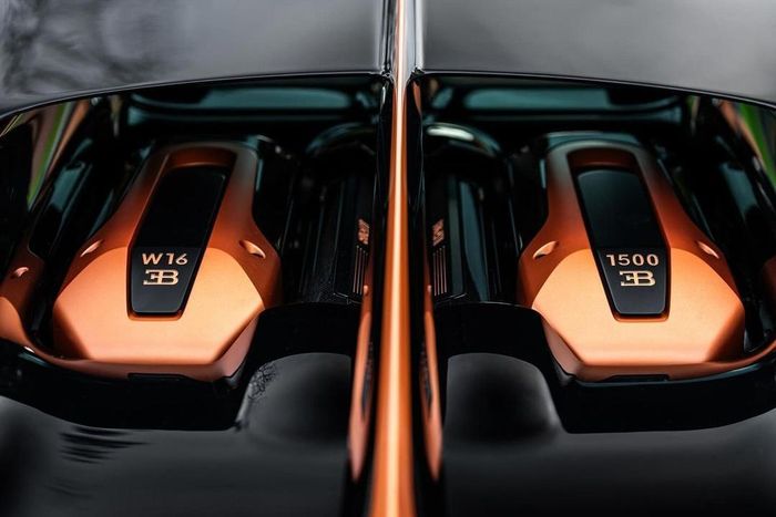  Tại thời điểm ra mắt, Bugatti Chiron được trang bị động cơ W16 dung tích 8.0L, đi kèm 4 bộ tăng áp giúp sản sinh công suất 1.500 mã lực và mô-men xoắn 1.600 Nm. 