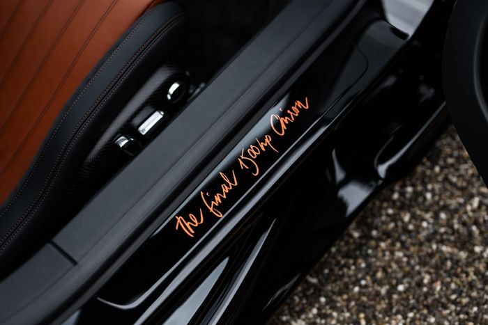  Tên của phiên bản này "The Final 1500hp Chiron" được thể hiện trang trọng trên bệ cửa. 
