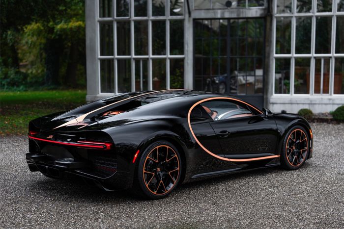  Chiếc Chiron bản tiêu chuẩn cuối cùng vừa được bàn giao cho một khách hàng VIP của thương hiệu tại Canada. Chủ nhân của chiếc xe cũng đang sở hữu một chiếc Bugatti Chiron Super Sport và nhiều siêu xe khác. 