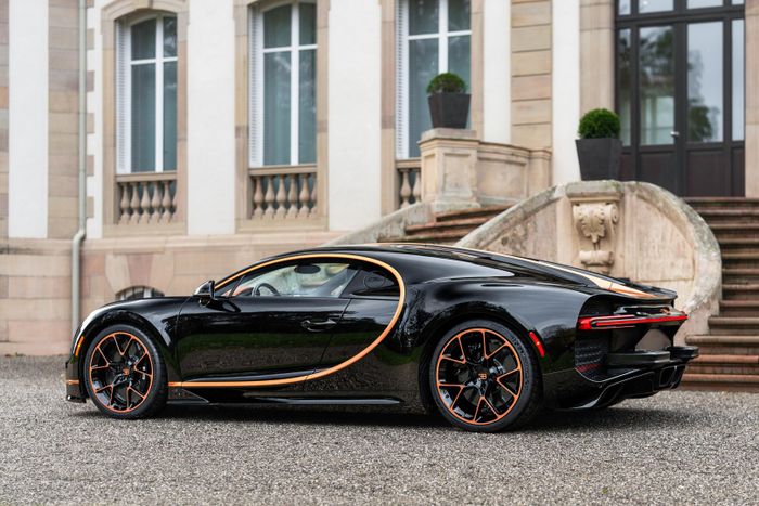  Với những trang bị này, Bugatti Chiron có khả năng tăng tốc từ 0 lên 100 km/h chỉ trong 2,4 giây. Bình thường, chiếc xe được giới hạn tốc độ tối đa ở khoảng 375 - 380 km/h, và có thể được mở khóa lên đến 420 km/h bằng một chìa khóa đặc biệt. 