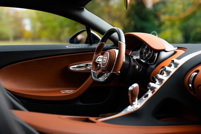  Nội thất của chiếc Chiron tiêu chuẩn cuối cùng mang phong cách sang trọng tương đồng với ngoại thất, bao gồm phối màu da đen Beluga Black và nâu Copper. 