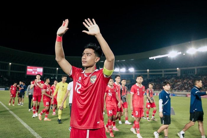 Pratama Arhan (sinh năm 2001) được mệnh danh là "vũ khí ném biên" của đội tuyển Indonesia. Trong trận đối đầu Iraq vừa qua, Arhan có những lần ném biên mạnh không kém pha tạt bóng, khiến hàng thủ đối phương lúng túng. Ảnh: pratamaarhan8.