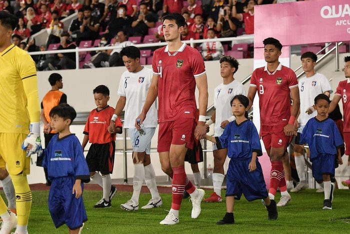 Trước Asian Cup 2023, Elkan Baggott (sinh năm 2002) từng cùng đội tuyển Indonesia tham dự AFF Cup 2020. Tại giải đấu này, anh gây sốt với vẻ ngoài thu hút và có thêm hàng nghìn người theo dõi trang cá nhân. Ảnh: elkanbaggott.