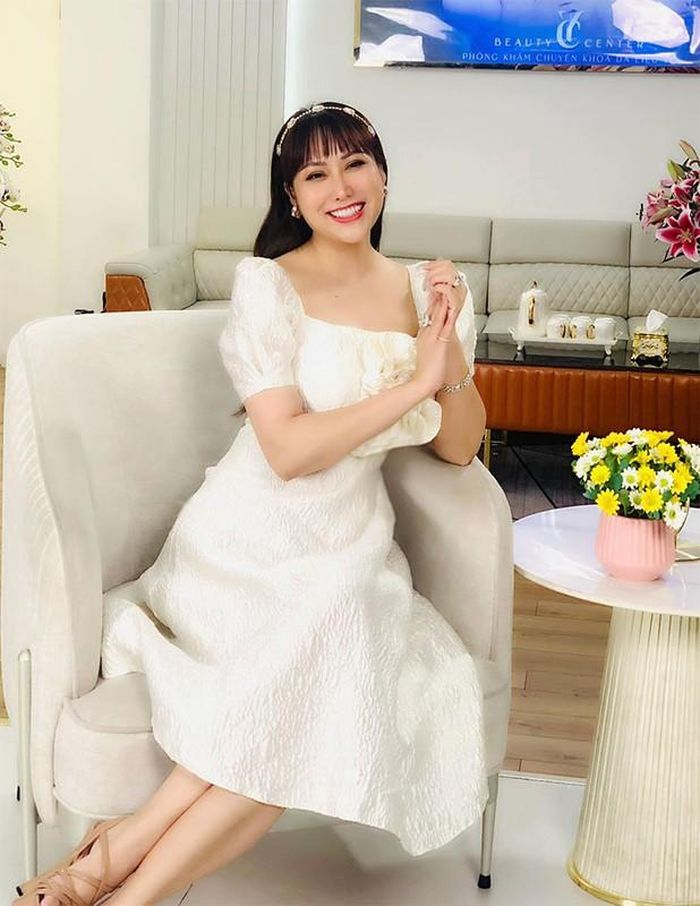 Trước đây Phi Thanh Vân nhuộm da nâu thì bây giờ cô lại tắm trắng để sở hữu làn da trắng nõn nà.