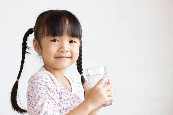 Cho trẻ mới biết đi và trẻ ở độ tuổi mẫu giáo một chút tự do để tự rót đầy ly của mình. (Ảnh: ITN).